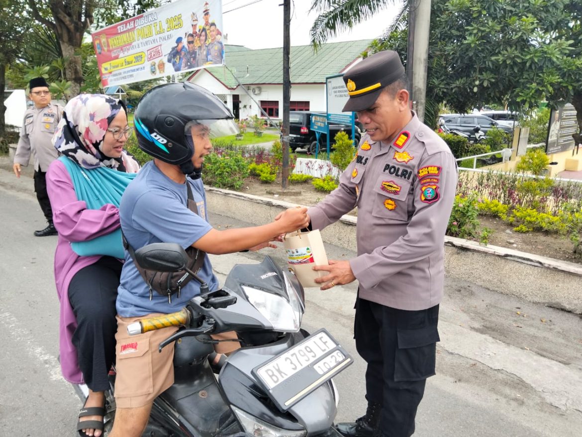 Kapolsek Tebing Tinggi AKP Budi Sihombing, S.H Berbagi Takjil di Ramadhan 1446 H