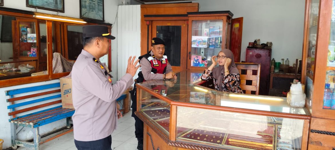 Jaga Kamtibmas Polsek Labuhan Ruku Patroli di Pertokoan