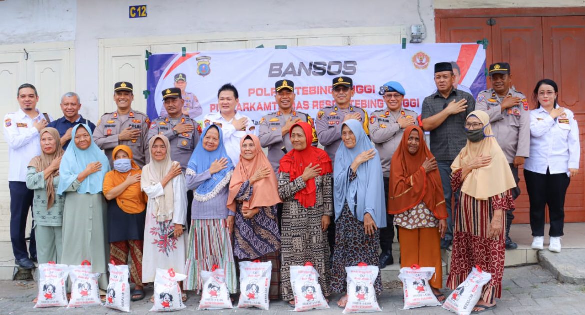 Polres Tebing Tinggi dan Pokdarkamtibmas Berbagi Bansos di Bulan Ramadan