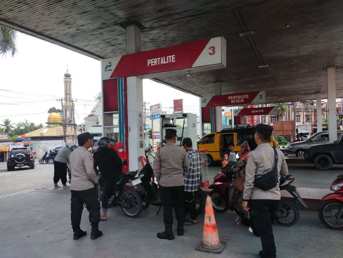 Sambangi SPBU, Polres Tebing Tinggi Berikan Himbauan Kamtibmas Jelang Idul Fitri