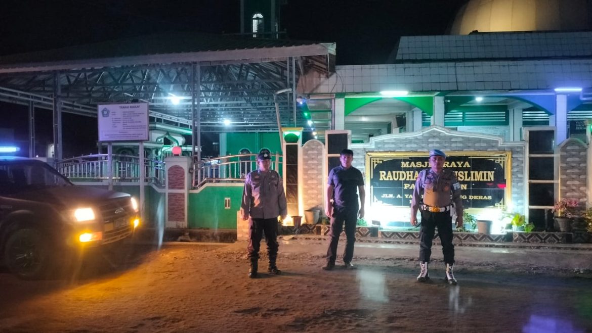 Plt. Kapolsek Medang Deras Pimpin Pengamanan Sholat Tarawih