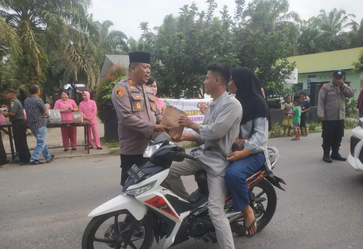 Kapolsek Sipispis AKP Jaresman Sitinjak, S.H., M.H.  Bagikan 200 Paket Takjil Kepada Masyarakat Yang Melintas