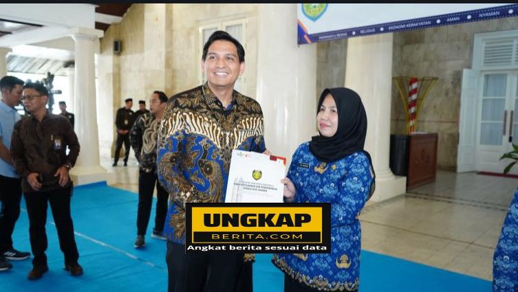 Bupati Indramayu Lucky Hakim Serahkan SK Pengangkatan kepada 214 Kepala Sekolah