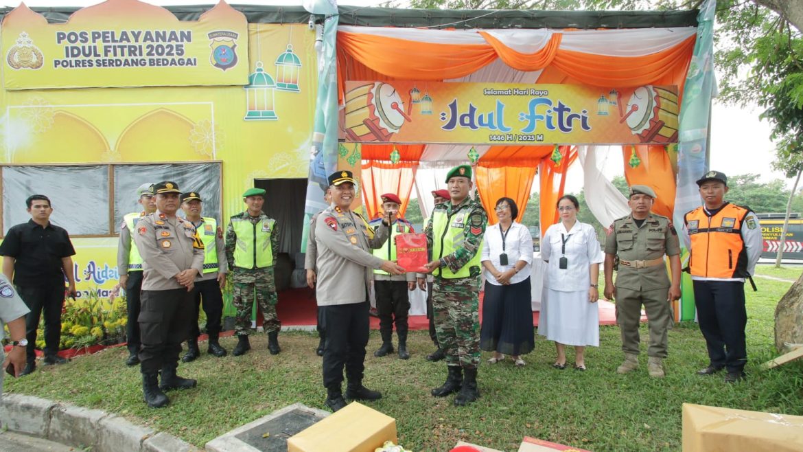 Kapolres Sergai bersama Ibu Bhayangkari Cek dan Beri Bingkisan di Pos Pam dan Pos Yan