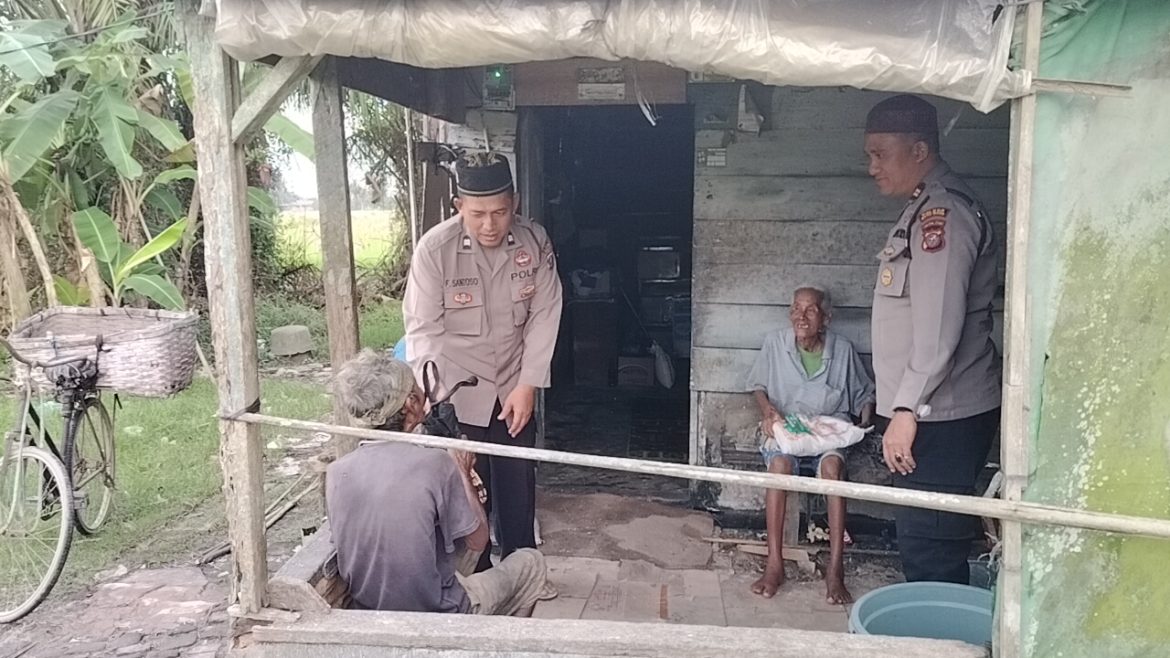 Plt. Kapolsek Medang Deras Iptu Ahmad Fahmi, S.H Berbagi Berkah Ramadhan dengan Kaum Dhuafa