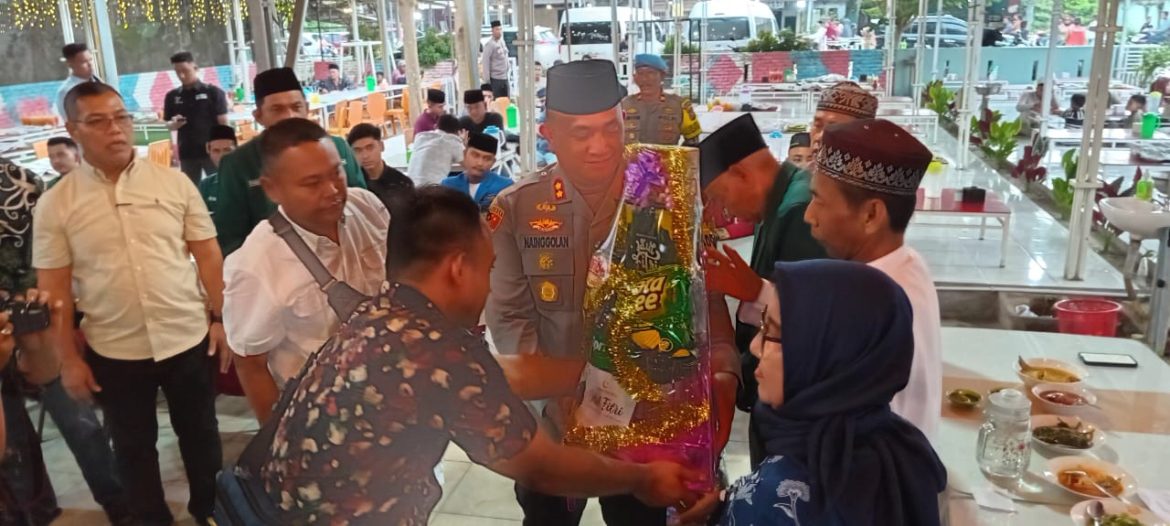 Ramadhan 1446 H Kapolres Batu Bara Beri Santunan Anak Yatim Piatu dan Kaum Dhuafa Di Labuhan Ruku