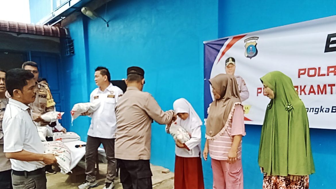 Polres Tebing Tinggi dan Pokdar Kamtibmas Bagikan Bansos Warga Kurang Mampu