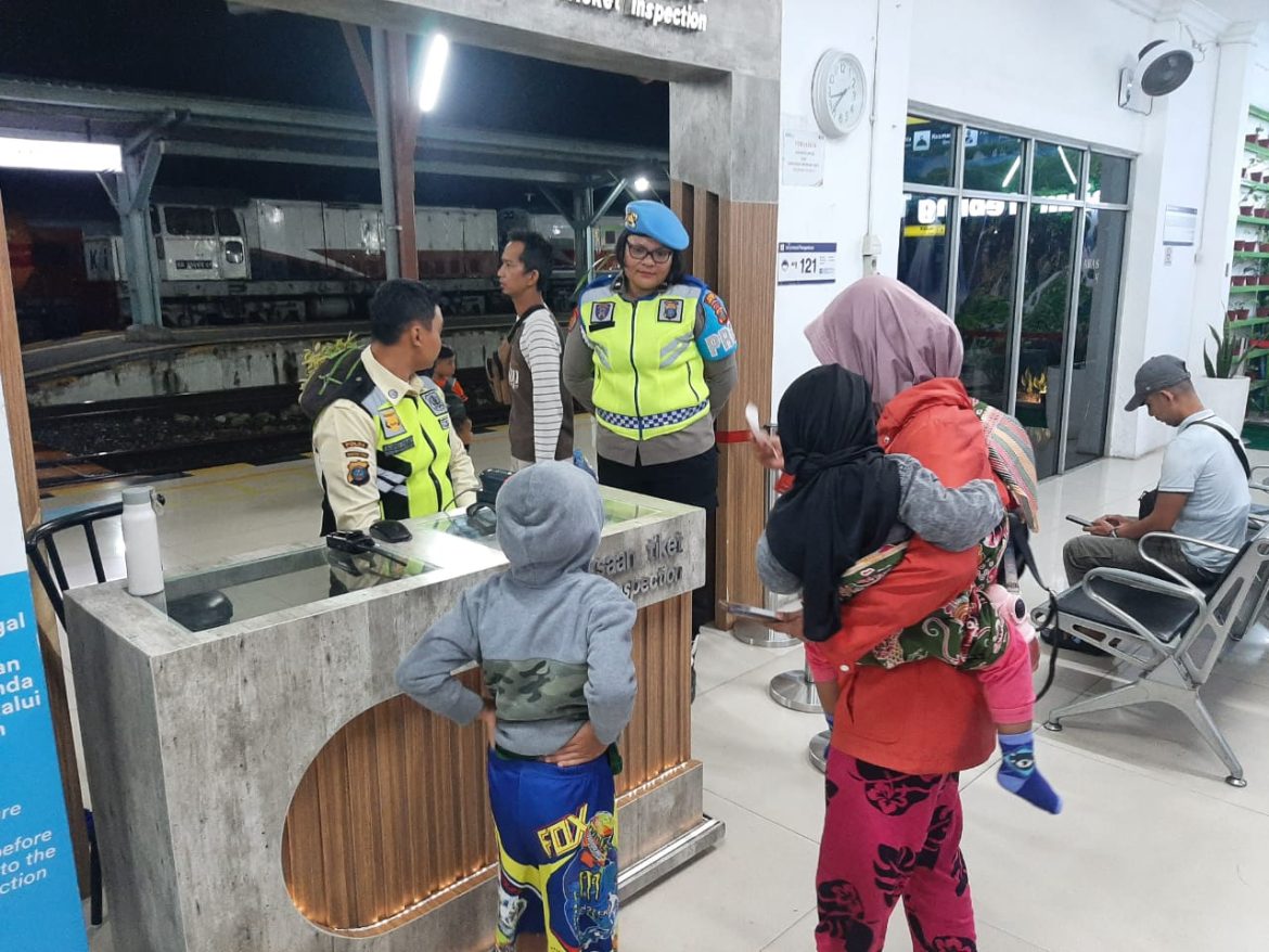 Polres Tebing Tinggi Pantau Arus Mudik di Stasiun Kereta Api