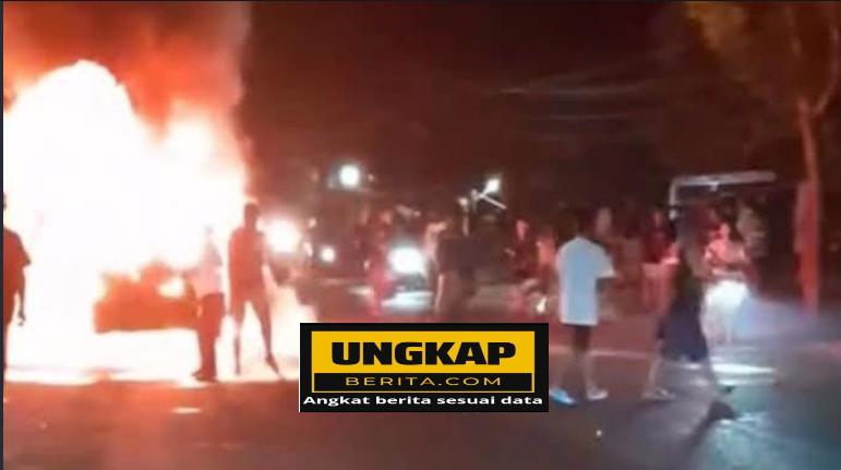 Mobil Angkot Terbakar di Indramayu, Warga Berusaha Memadamkan Api