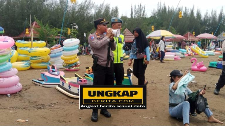 Berikan Kenyamanan Saat Wisata, Kapolsek Balongan Berikan Himbauan Pengunjung Pantai