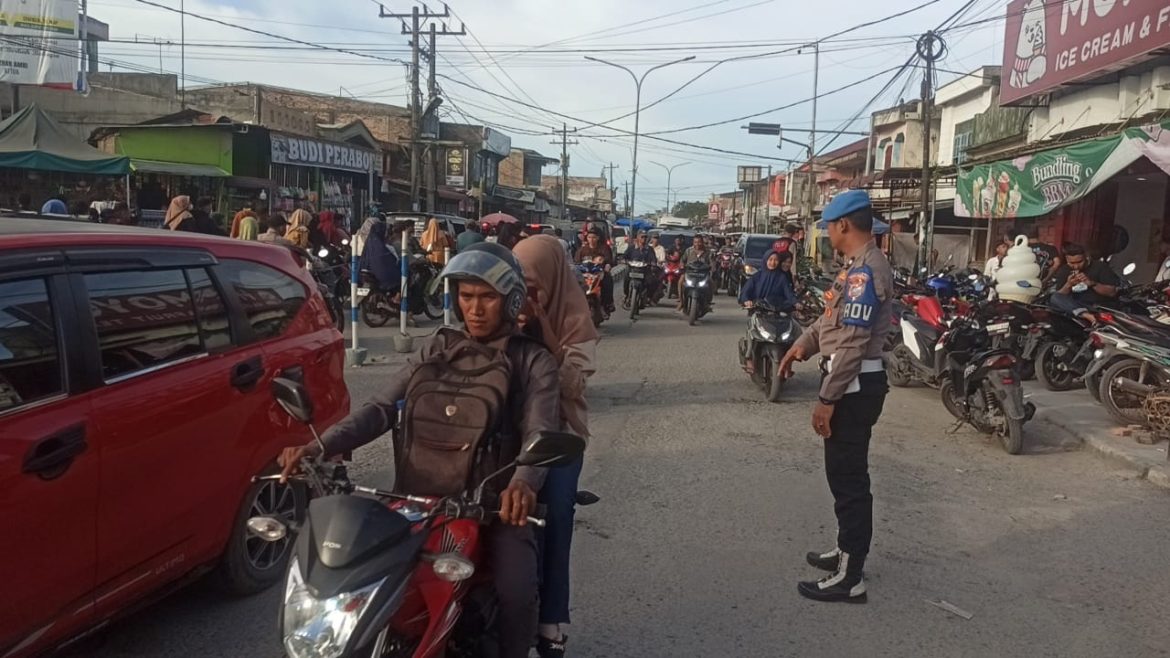 H+3 Lebaran, Polsek Labuhan Ruku Gatur Lalin Dibeberapa Lokasi