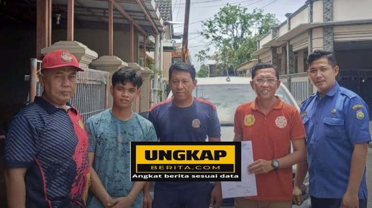 Mobil Terperosok di Selokan, Warga Minta Tolong Ke Damkar Kabupaten Indramayu