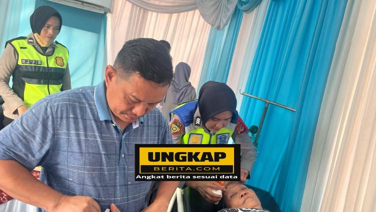 Polwan Polres Indramayu Evakuasi Lansia yang Terjatuh di Rest Area 130A Tol Cipali