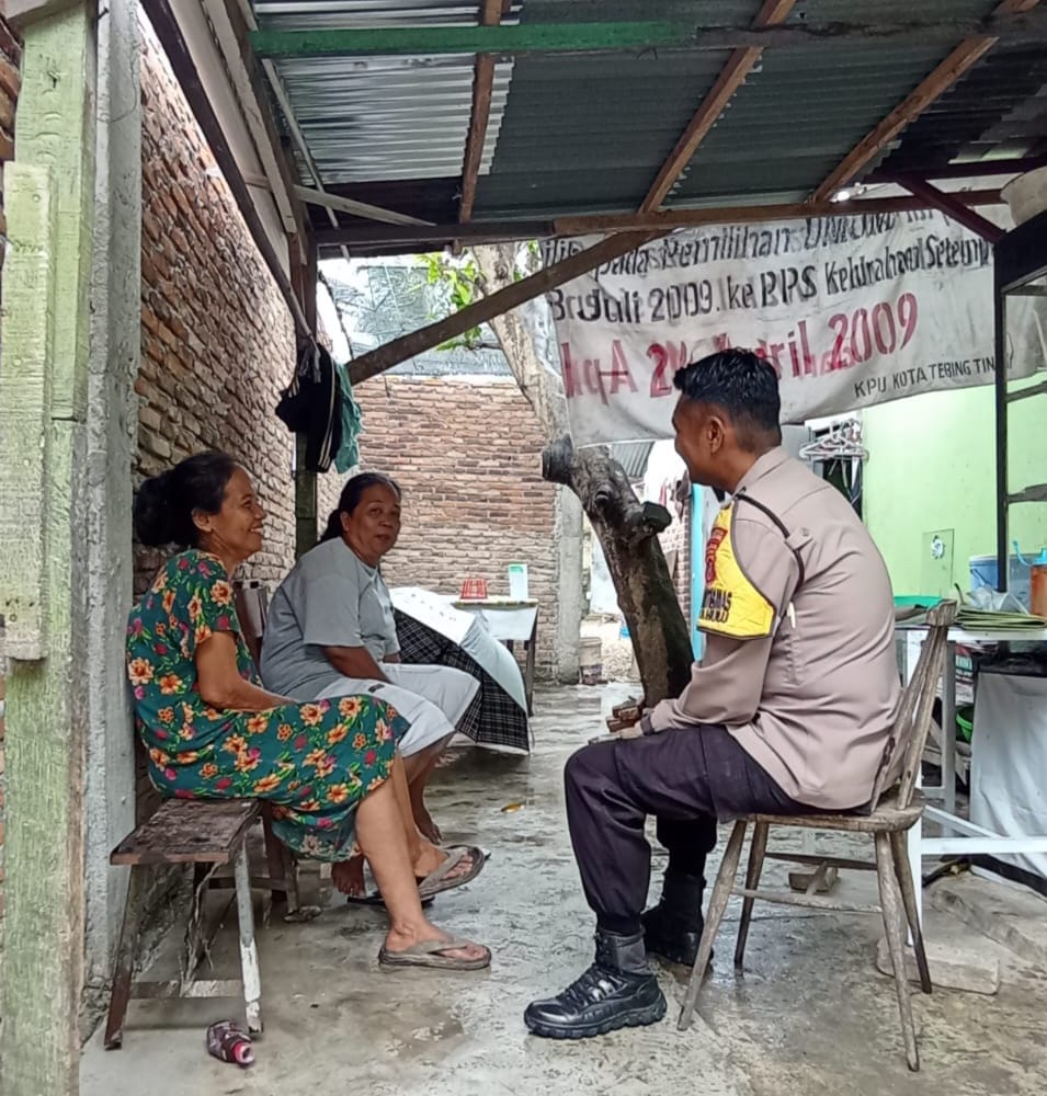Sambangi Warga, Bhabinkamtibmas Polsek Padang Hulu Sampaikan Pesan Kamtibmas