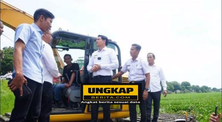 Tunjukan Dua Excavator, Bupati Lucky Hakim Lakukan Pengangkatan Eceng Gondok di Sungai Tjimanoek