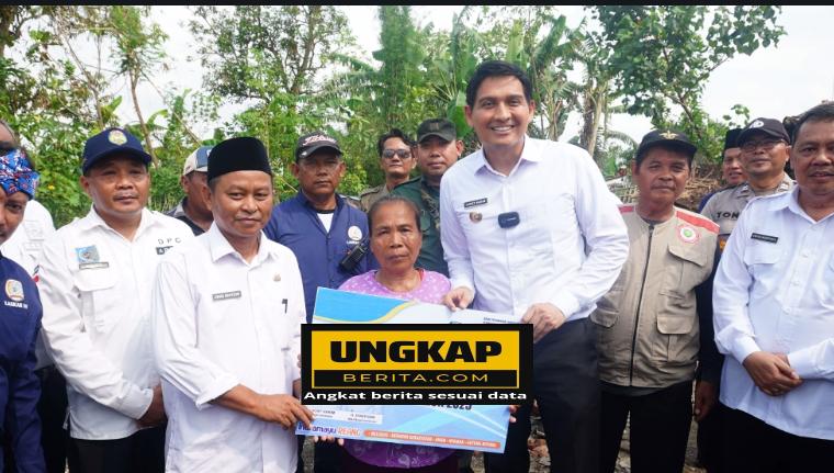Bupati Indramayu Lucky Hakim Tinjau Pemulihan Korban Angin Puting Beliung di Desa Bugis