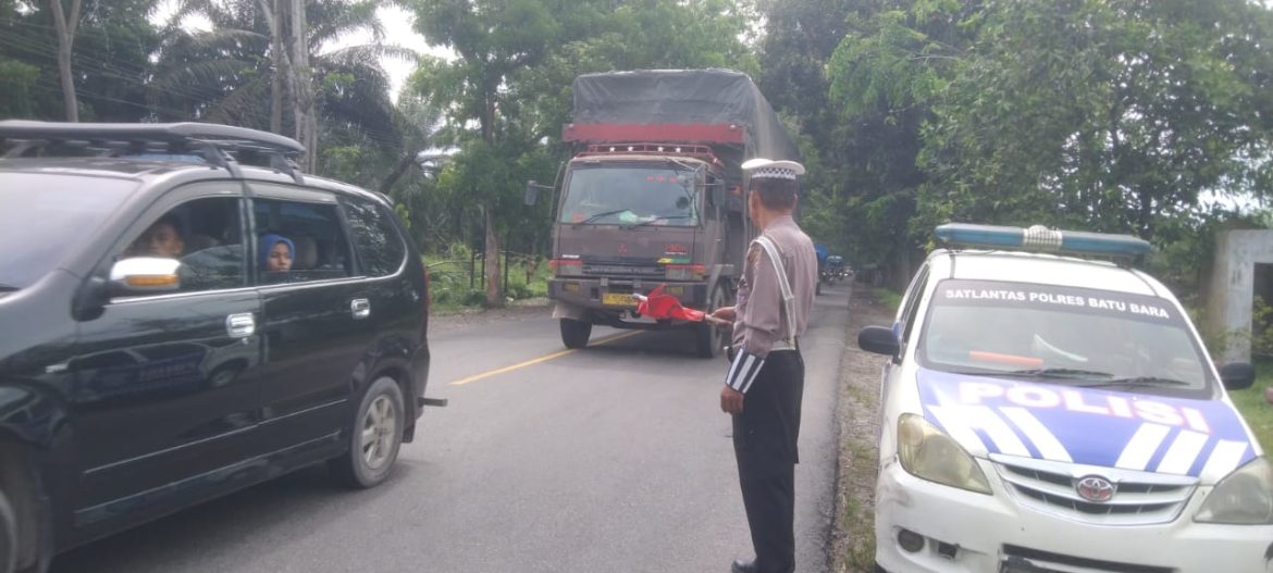 Sat Lantas Polres Batu Bara Pastikan Kelancaran Arus Lalin Lewat Patroli Kibas Bendera