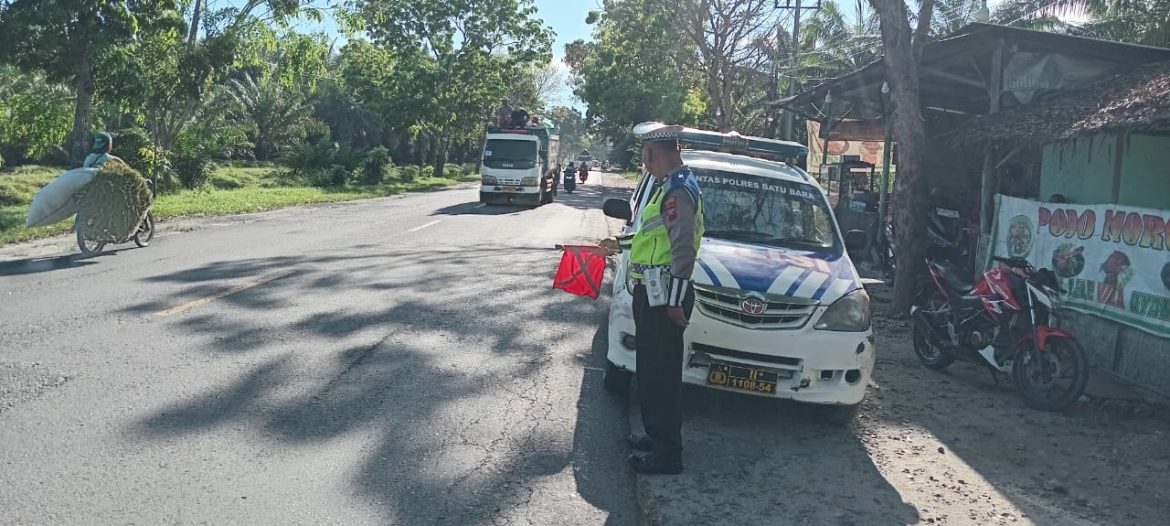 Berikan Layanan Lalulintas, Sat Lantas Polres Batu Bara Patroli Kibas Bendera