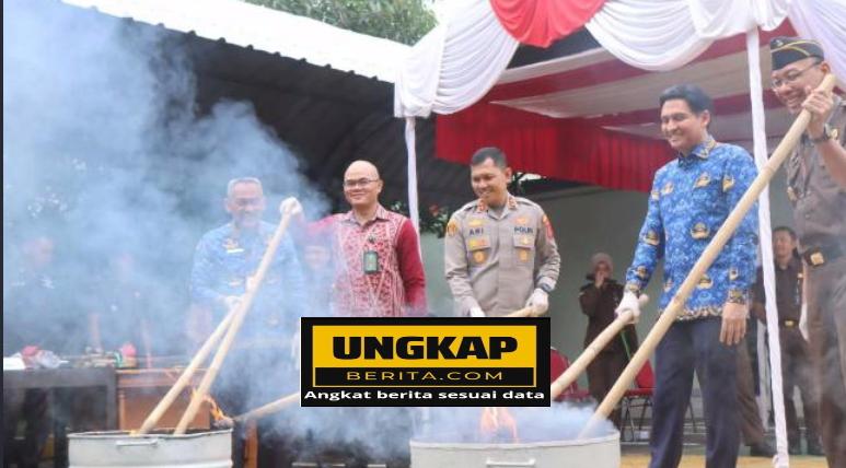 Kejari Indramayu Musnahkan Barang Bukti 128 Perkara, Bupati Lucky Hakim: Kita Perang Terhadap Pelaku Kejahatan