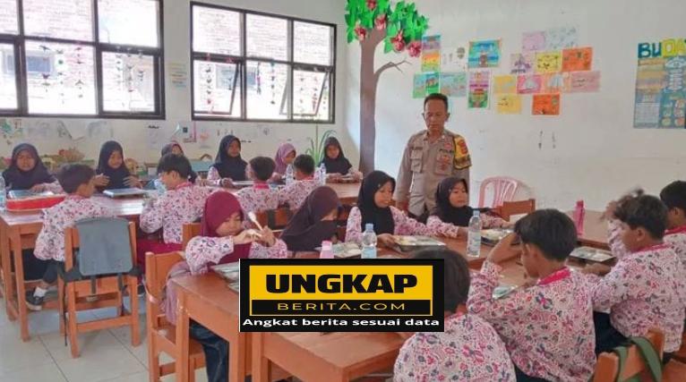 Polsek Sindang Polres Indramayu Turut Dampingi Proses Distribusi Makan Sehat di Kecamatan Sindang