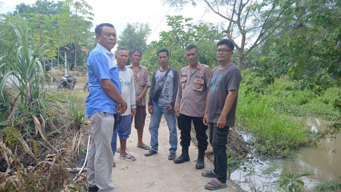 Cooling System Kapolsek Medang Deras AKP A.H. Sagala Cek Saluran Tanggul Dam Pengairan