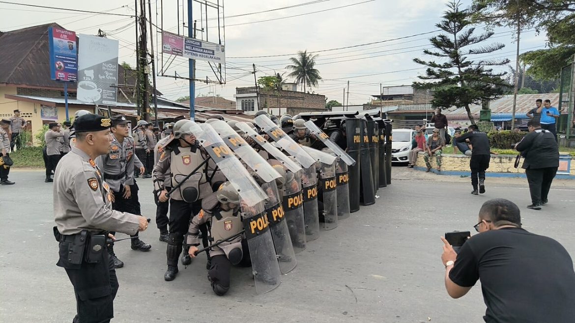 Jelang Hari Buruh, Polres Tebing Tinggi dan Sat Brimob Simulasi Pengamanan Unjuk Rasa