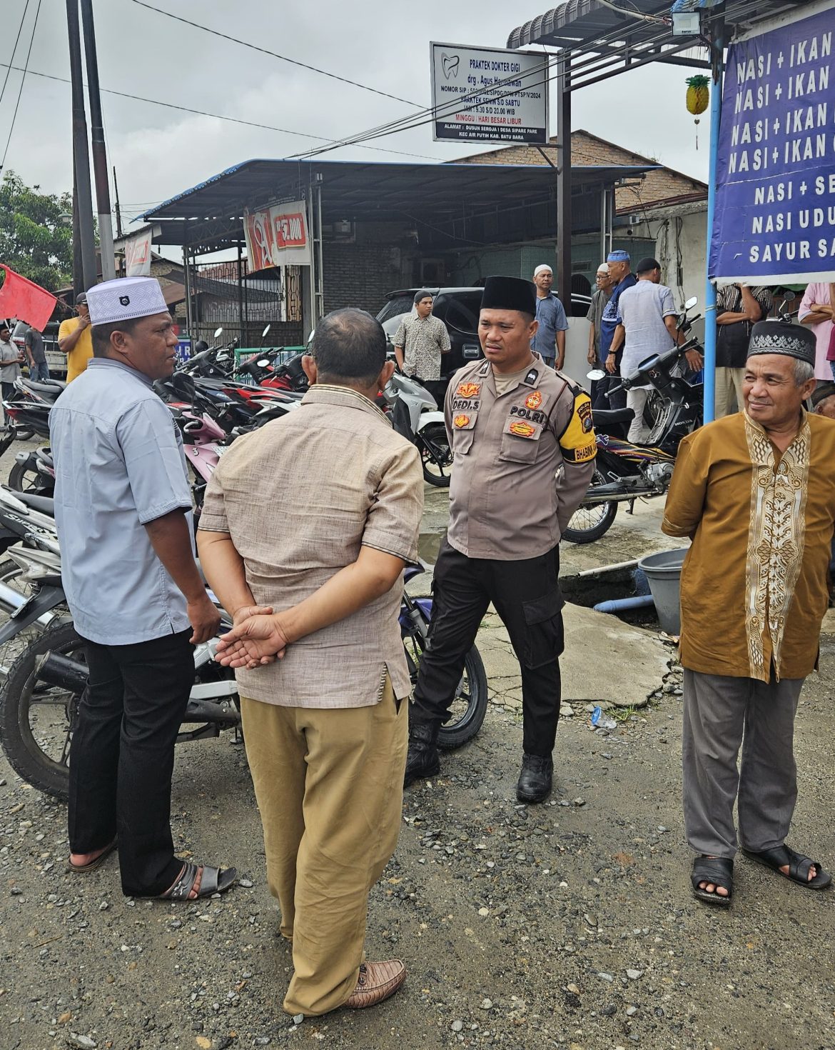 Melayat di Rumah Duka, Bhabinkamtibmas Polsek Indrapura Berbelasungkawa dan Himbau Kamtibmas