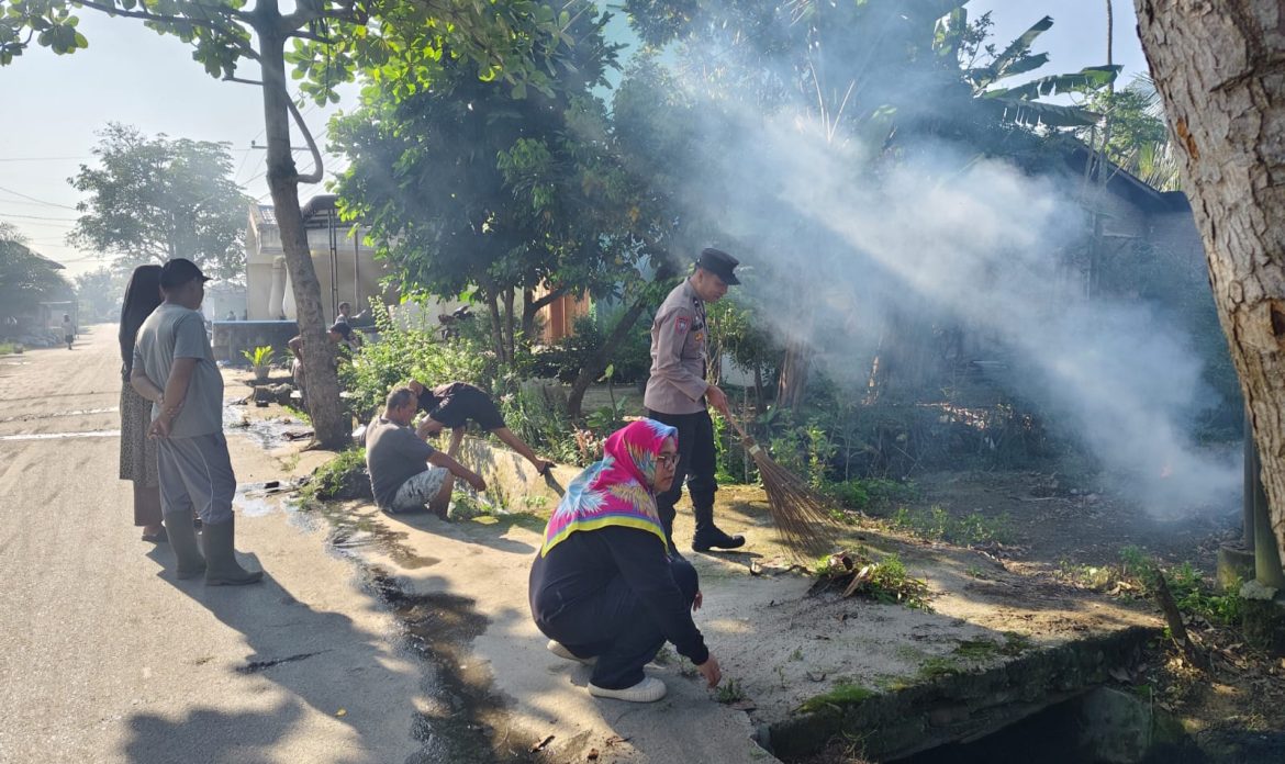 Bhabinkamtibmas Polres Tebing Tinggi Gotong Royong dan Sosialisasi Kamtibmas