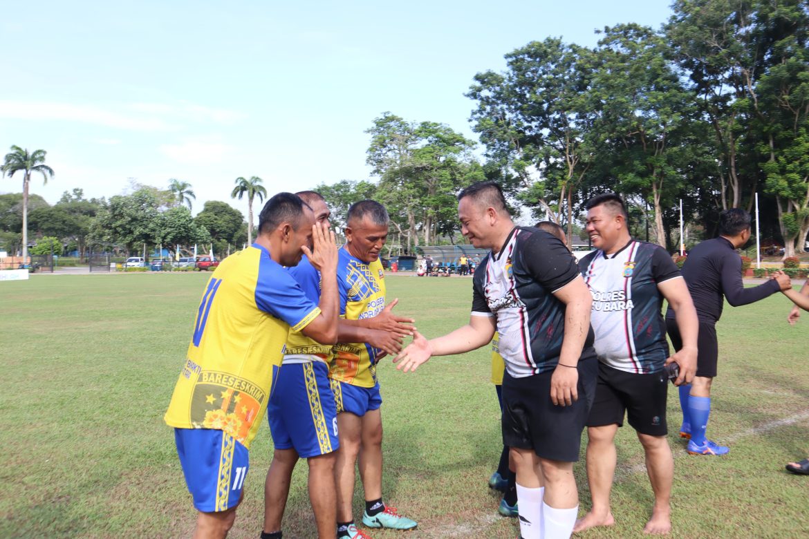 Polres Batu Bara Jalin Sinergi Olahraga Bola Kaki bersama Para Kades