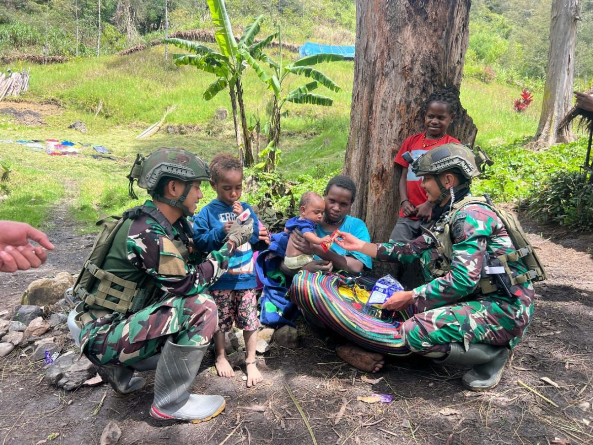 Dengan Stetoskop dan Permen, Prajurit TNI Taklukkan Hati Warga Papua