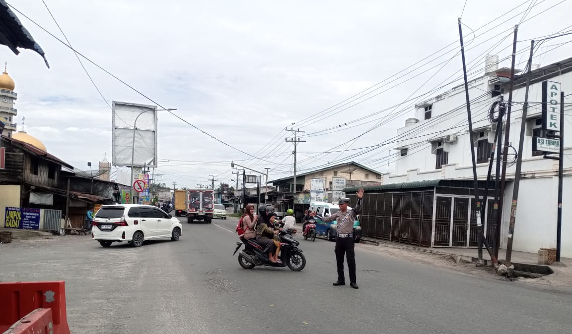 Sat Lantas Polres Batu Pengaturan Lalulintas di Jalinsum