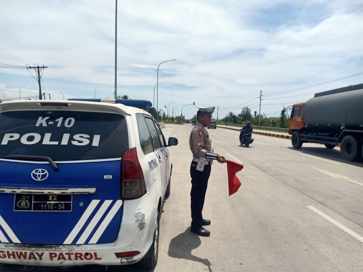 Sat Lantas Polres Batu Bara Pastikan Kelancaran Arus Lalulintas Lewat Patroli Kibas Bendera