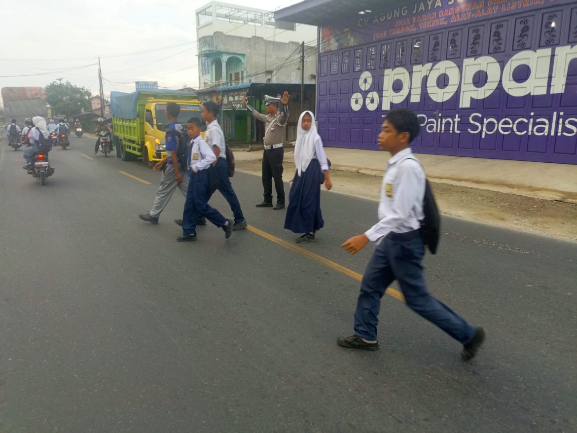 Gatur Lalin Pagi Sat Lantas Polres Batu Bara di Sejumlah Ruas Jalan