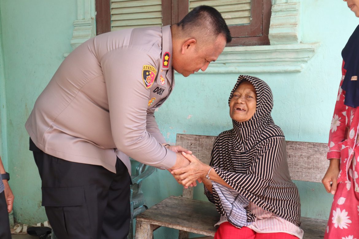 Jumat Berkah Kapolres Batu Bara Berbagi Sembako Kaum Dhuafa
