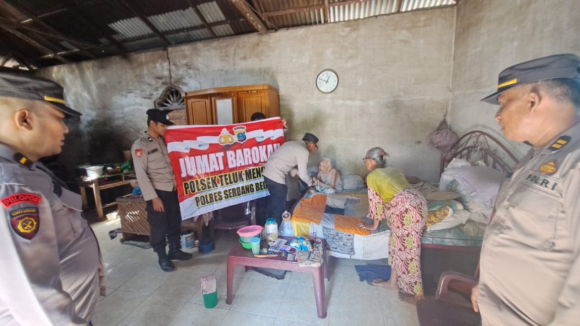 Polsek Teluk Mengkudu Berbagi Bansos Kaum Dhuafa