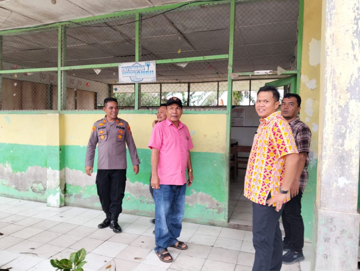 Kapolsek Tebing Tinggi AKP Budi Sihombing, S.H bersama Forkopimcam Salurkan Bantuan Korban Puting Beliung