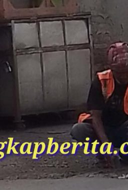 Viral Juru Parkir Tambal Jalan Dengan Material Seadanya