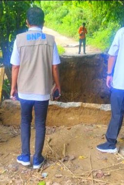 Jembatan Penghubung Desa Ambruk, 500 Lebih Warga Desa Terpaksa Melewati Jalan Lebih Jauh