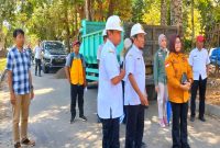 Caption : Kajari dan Kasi Intel Kejaksaan Sampang bersama dinas terkait sedang melakukan peninjauan proyek peningkatan struktur jalan tlambah - palengaan. (Sumber Foto : Ulul/MCS).