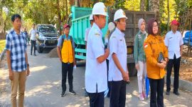 Caption : Kajari dan Kasi Intel Kejaksaan Sampang bersama dinas terkait sedang melakukan peninjauan proyek peningkatan struktur jalan tlambah - palengaan. (Sumber Foto : Ulul/MCS).