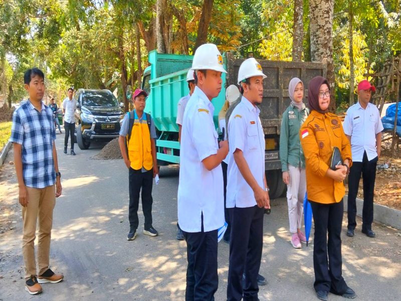 Caption : Kajari dan Kasi Intel Kejaksaan Sampang bersama dinas terkait sedang melakukan peninjauan proyek peningkatan struktur jalan tlambah - palengaan. (Sumber Foto : Ulul/MCS).